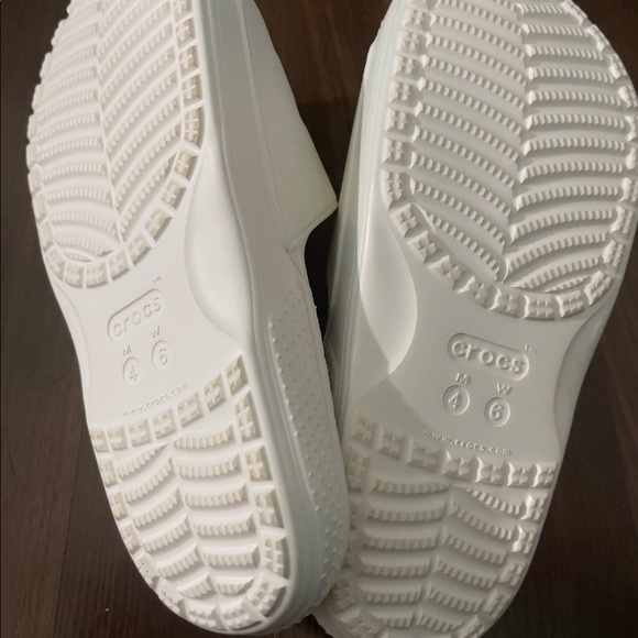 Women’s Crocs Classic Slides size 6 - Picture 4 of 4